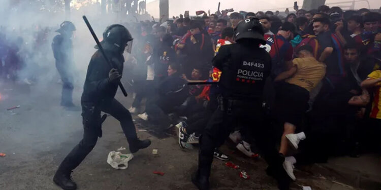 Aficionados del Barcelona y PSG se lanzaron bengalas previo a duelo de Champions League