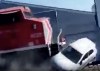 VIDEO: Intenta ganarle el paso al tren y vive de milagro