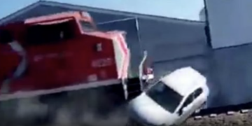 VIDEO: Intenta ganarle el paso al tren y vive de milagro