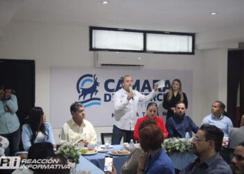 Memo Romero se presenta en el Foro de la Cámara de Comercio Servytur Mazatlán