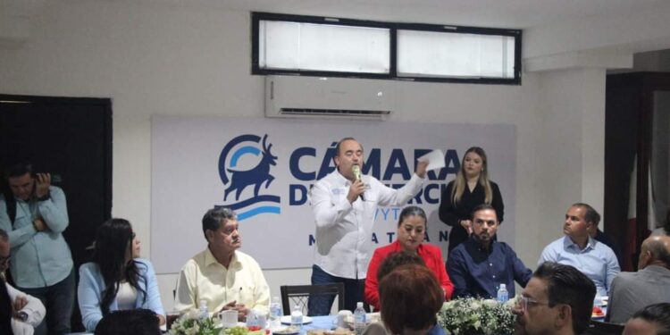 Memo Romero se presenta en el Foro de la Cámara de Comercio Servytur Mazatlán