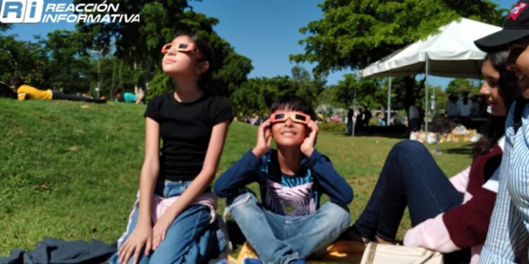 Invita Rocha a observar el eclipse solar del próximo lunes; 250 mil lentes se distribuirán, informó