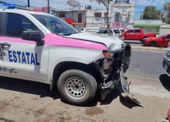 Tres civiles y dos agentes de la Policía heridos tras chocar unidades en las que viajaban