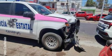Tres civiles y dos agentes de la Policía heridos tras chocar unidades en las que viajaban