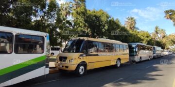 ¿Acarreados al evento de Sheinbaum en Mazatlán?; reportan el arribo de 30 autobuses con “morensitas” a mitin en Olas Altas