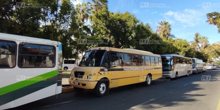 ¿Acarreados al evento de Sheinbaum en Mazatlán?; reportan el arribo de 30 autobuses con “morensitas” a mitin en Olas Altas