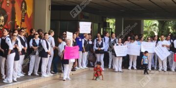 Enfermeras y enfermeros se manifiestan contra el gobernador; piden sea reconocido su código de licenciatura