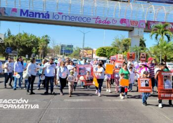 Con una mini marcha, niños exigen que sus padres y familiares regresen con vida.