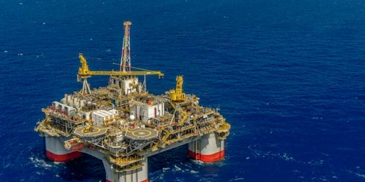 Cae producción de hidrocarburos líquidos; Pemex lo atribuye a condiciones climatológicas