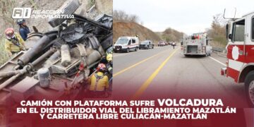 Camión con plataforma sufre volcadura en el distribuidor vial del Libramiento Mazatlán y Carretera libre Culiacán-Mazatlán.