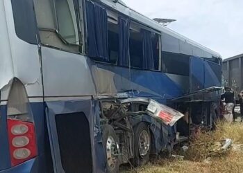 Tren se lleva camión de pasajeros en Angostura; no reportan personas sin vida