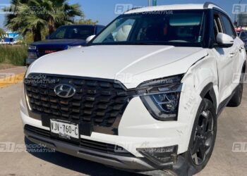 Mujer automovilista derriba a trabajadores en motocicleta en la Marina