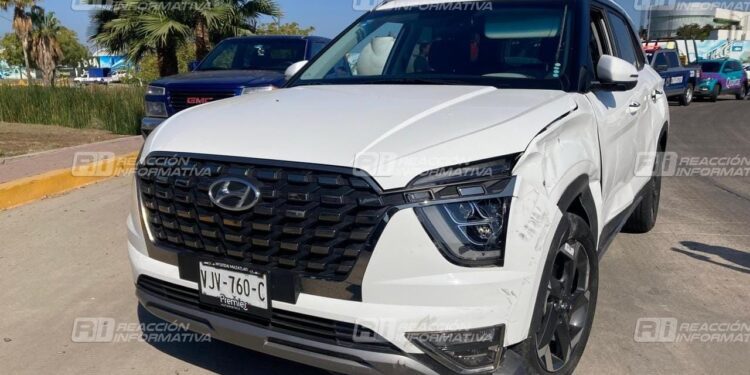 Mujer automovilista derriba a trabajadores en motocicleta en la Marina