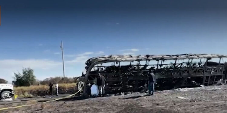 Se incendia autobús en la autopista Benito Juárez “La Costerita”; hay 4 fallecidos y 5 lesionados