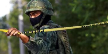 Fuerzas militares resguardan zona de Tierra Blanca en Culiacán tras aseguramiento de inmueble