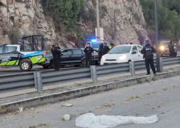 Abandonan varios cuerpos dentro de un auto en el Periférico Ecológico de Puebla