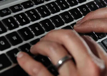 ¿Qué significan los memes del teclado? Cómo surgió ‘mira entre la X y la B de tu teclado’
