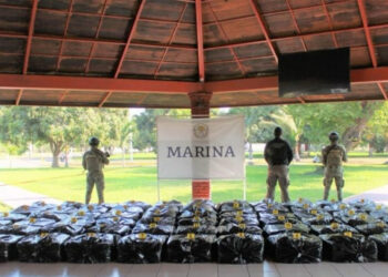 Semar decomisa tres toneladas de cocaína en paquetes que flotaban frente a costas de Michoacán