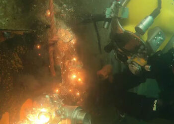 Valentía y destreza bajo el mar: cómo trabajan los soldadores submarinos