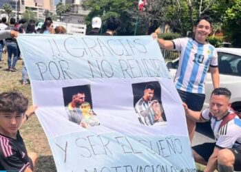 Niño regio esperó a Messi durante horas para que le firmara su playera