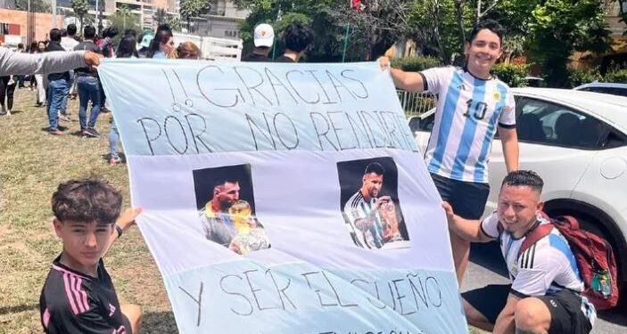 Niño regio esperó a Messi durante horas para que le firmara su playera