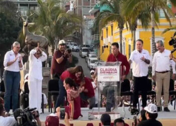 Sheinbaum cayó al suelo durante baile en Mazatlán