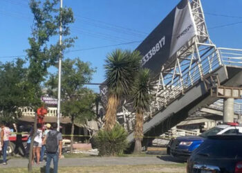 Cae puente peatonal en San Nicolás; reportan varios heridos