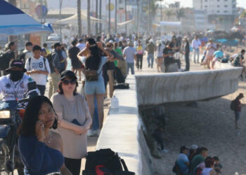 Miles de personas abarrotan la Avenida del Mar para presenciar el “Eclipse Total de Sol”