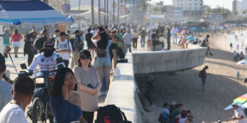 Miles de personas abarrotan la Avenida del Mar para presenciar el “Eclipse Total de Sol”