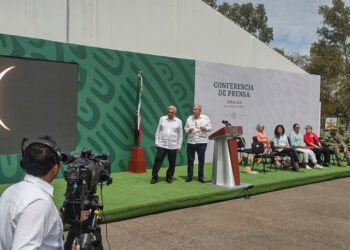 AMLO y Rocha observan el eclipse solar desde Mazatlán