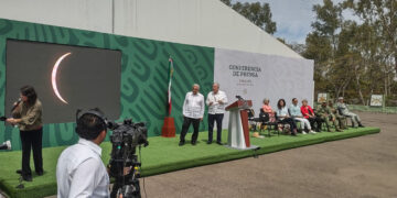 AMLO y Rocha observan el eclipse solar desde Mazatlán