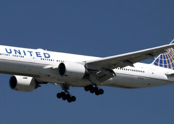 Se desborda excremento en pleno vuelo y obliga a piloto de Boeing 777 a regresar