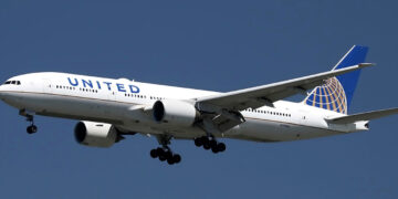 Se desborda excremento en pleno vuelo y obliga a piloto de Boeing 777 a regresar