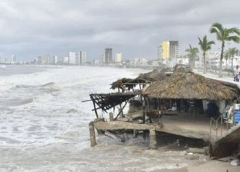 Mazatlán alerta por oleaje de hasta 3 metros por mar de fondo