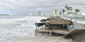 Mazatlán alerta por oleaje de hasta 3 metros por mar de fondo