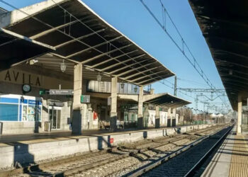Niño de 10 años HUYE en un tren por MALTRATO contra él y su hermana; detienen a sus padres