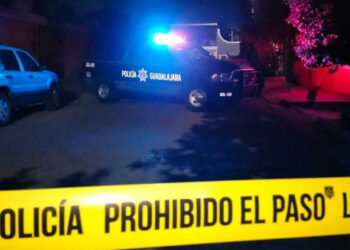 Sujetos arrojan desde un vehículo un cuerpo embolsado en calles de Guadalajara