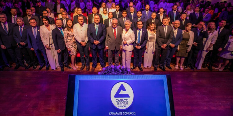 Rocha toma protesta a nueva presidenta de Canaco Culiacán