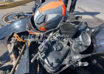 Se registra fuerte accidente entre vehículo compacto y motocicleta en Av. Ejército Mexicano