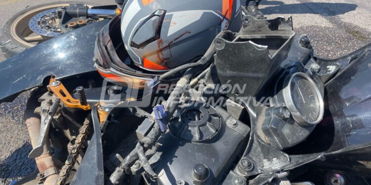 Se registra fuerte accidente entre vehículo compacto y motocicleta en Av. Ejército Mexicano