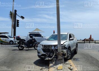 Camioneta se impacta contra poste en el malecón de Mazatlán