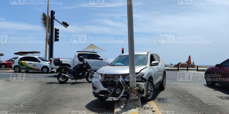 Camioneta se impacta contra poste en el malecón de Mazatlán