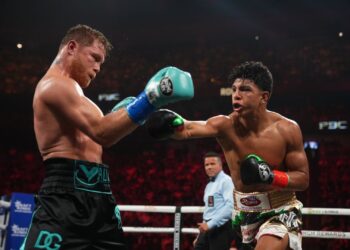 Canelo Álvarez vence a Munguía y retiene corona de campeón supermediano