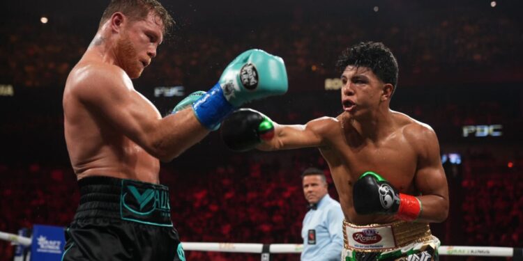 Canelo Álvarez vence a Munguía y retiene corona de campeón supermediano