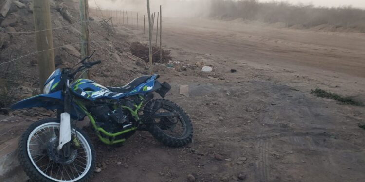 Tras persecución, Policías Estatales aseguran droga y una motocicleta en Culiacán