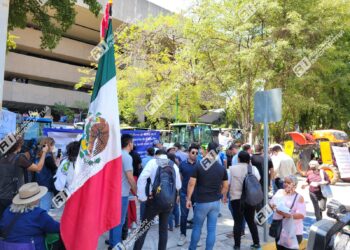 Mantendrán agricultores plantón permanente en Palacio de Gobierno