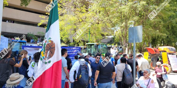 Mantendrán agricultores plantón permanente en Palacio de Gobierno