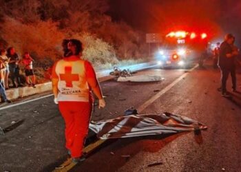 Pareja de motociclistas pierde la vida al ser arrollada por un tráiler en Elota