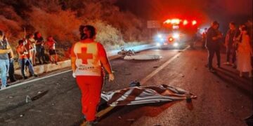 Pareja de motociclistas pierde la vida al ser arrollada por un tráiler en Elota