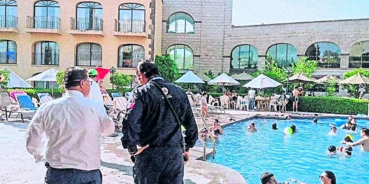 Niña de 7 años muere tras ser succionada por la tubería de una alberca en Sonora